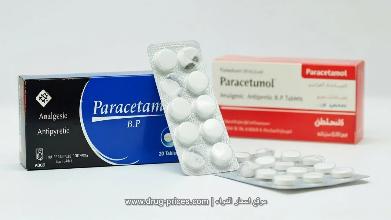 صورة مقربة ليد صيدلي يمسك بعبوة باراسيتامول ويوضح السعر الجديد للعميل