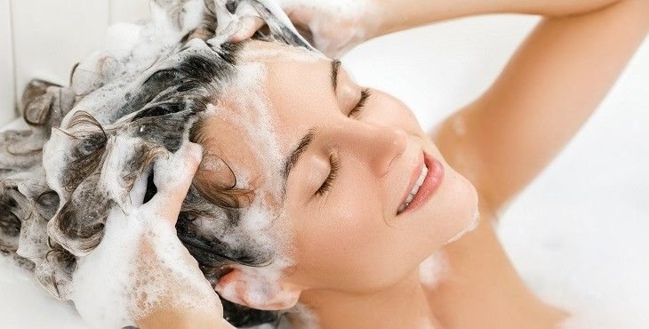 كيفية استخدام شامبو جونسون لشعر البالغين