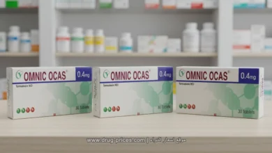 علبة دواء أومنك أوكاس Omnic Ocas 0.4mg بتركيز 0.4 لعلاج البروستاتا بجانب كوب ماء