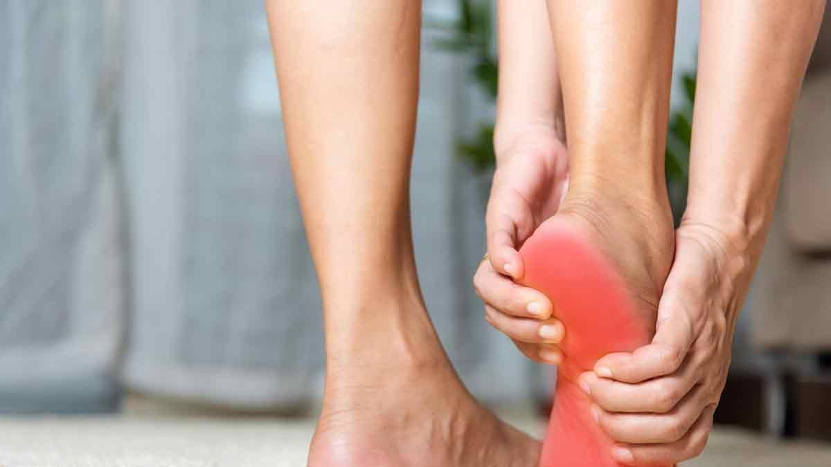 شخص يحمل قلباً بين يديه، تعبيراً عن الاهتمام بصحة القلب والتحذير من أمراضه