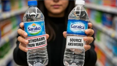 تشكيلة من زجاجات المياه المعدنية في السوبر ماركت توضح حقيقة سحب 8 أصناف مياه معدنية